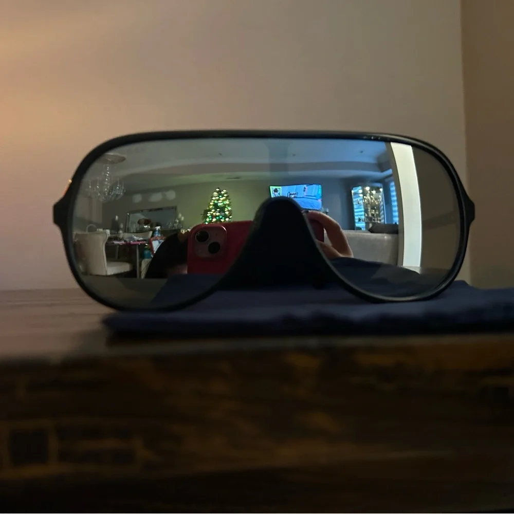 Gucci Black and Silver Sunglasses No scratches! Like brand new. - Picture 3 of 6